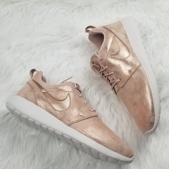Nike Women's Roshe One Premium Shoes in Rose Gold! - Picture 6 of 8